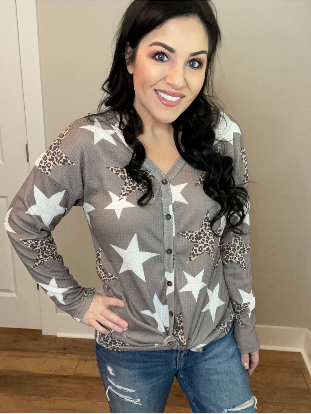 Plus Size XXXL Taupe Star Print Button-Front Long Sleeve Top - Picture 7 of 7